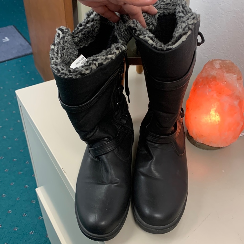 Snow Boots Totes Brand size 10